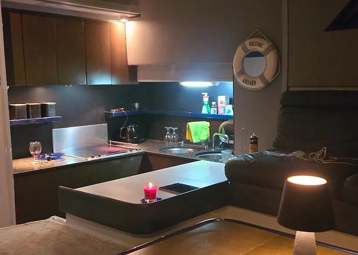 Moonlight Lady, Our Secret On The Med! 船屋