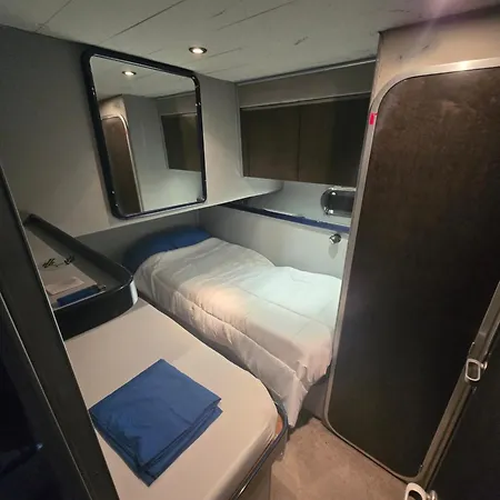 Moonlight Lady, Our Secret On The Med! Bateau-hôtel